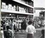 La belle école nouvelle de Mahçoul a comblé de joie les familles du quartier. l'afflux des élèves le jour de la rentrée ci.dessous 1es parentsinscrire leurs enfants (noter la proportion de musulmans).