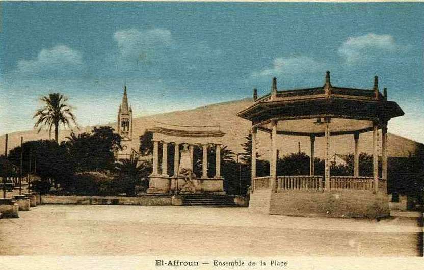 Ensemble de la place, kiosque