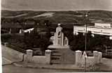 Le monument aux Morts et le parc.