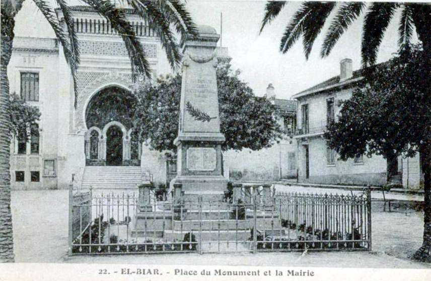 el biar,monument aux morts et place de la mairie