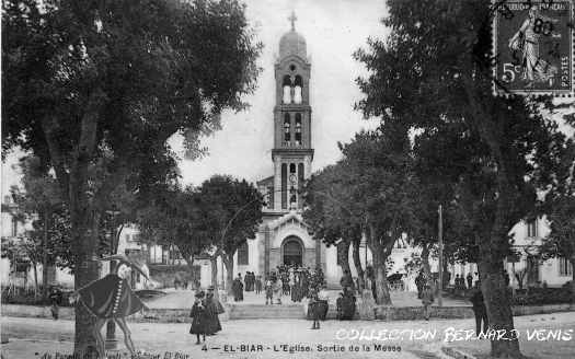 L'église, sortie de la messe.