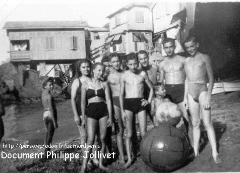 Devant, ma soeur; derrière au centre mon frère; devant avec le ballon, mézigue.