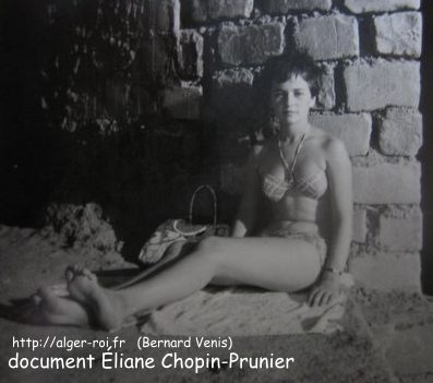 Eliane Chopin le long du mur d'El Kettani en 1959 