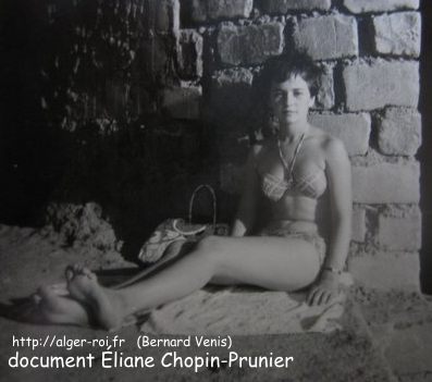 Eliane Chopin le long du mur d'El Kettani en 1959 