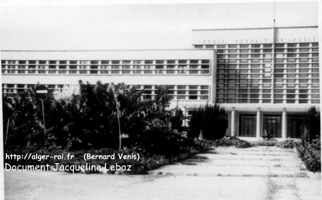 Entrée et aile gauche de l'école normale