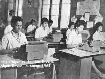 Salle de dactylographie, équipée de table niividuelles avec machines modernes: cours de vitesse de frappe.