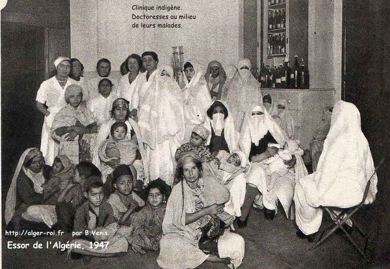 Alger. Clinique indigène. Doctoresses au milieu de leurs malades. 