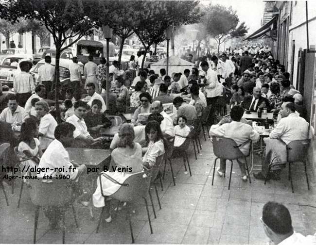 Ce flot de voitures a amené un flot d'amateurs tel, qu'ils doivent attendre - patiemment - leur lot de brochettes