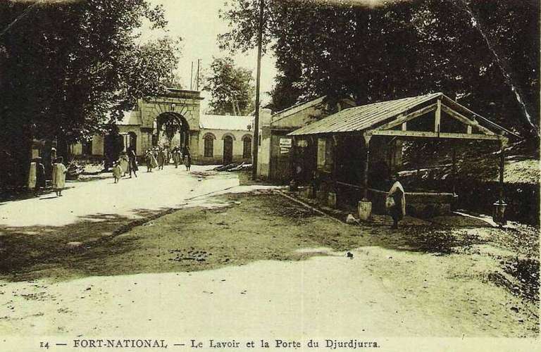 Le lavoir et la porte du Djurdjura