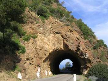 Deux tunnels sont creusés dans la roche,