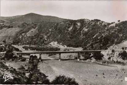 Pour traverser l'oued Outar, en amont du village, on construit un pont.