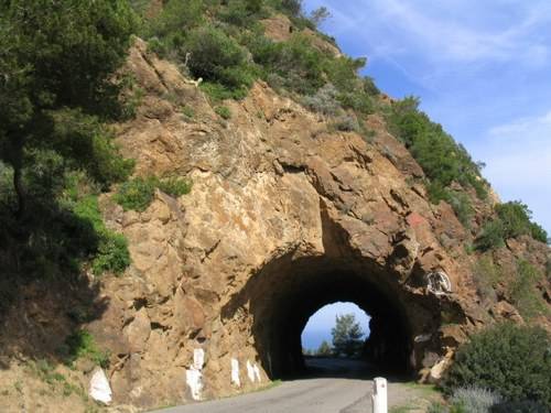 L'un des deux tunnels précédant l'arrivée à Francis-Garnier