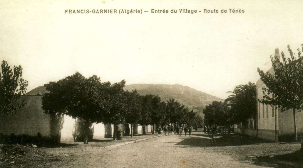 Entrée du village( ou la sortie!) Route de Ténès