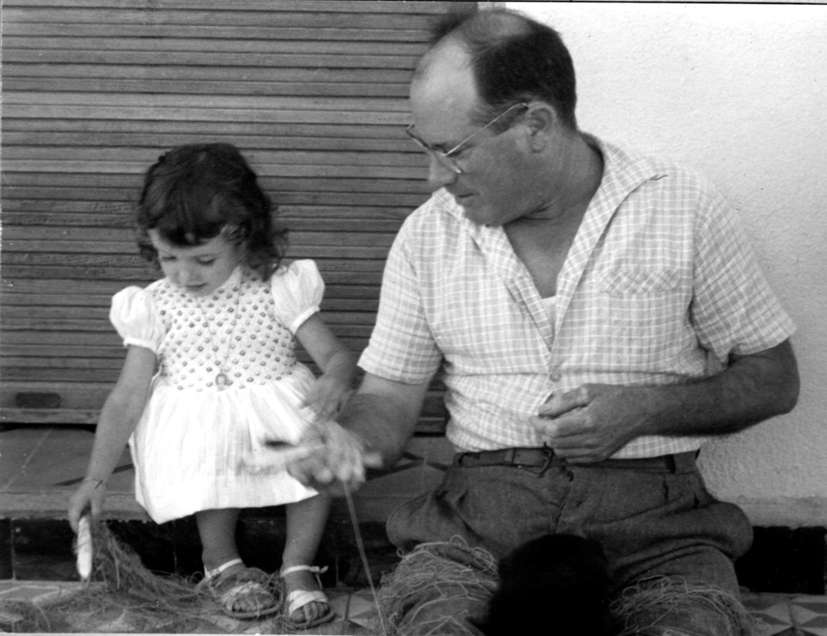 1960/61 : Les petits-enfants d'André PIERRA sont près de leur Grand-père au village dans la maison familiale où il confectionnait nasses et filets face au beau jardin fruitier.