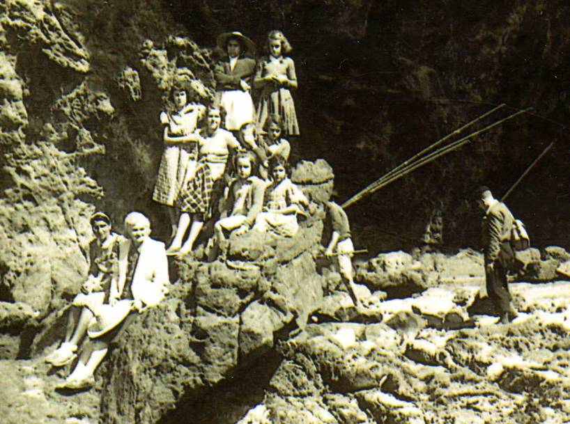 Les journées se passent sur l'immense plage de galets qui s'étend de la Mine à Imma Binett. 