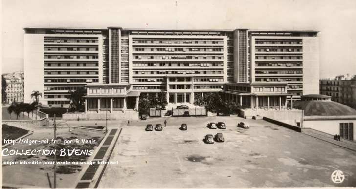 Forum et jardins (à gauche) en construction.