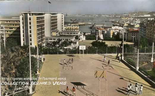 Le stade Leclerc; Du moins, une partie