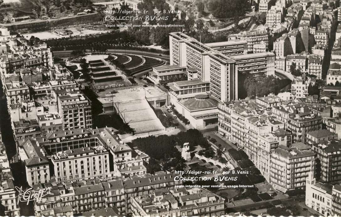 831 : place Georges Clemenceau, le Gouvernement général, le monument aux Morts