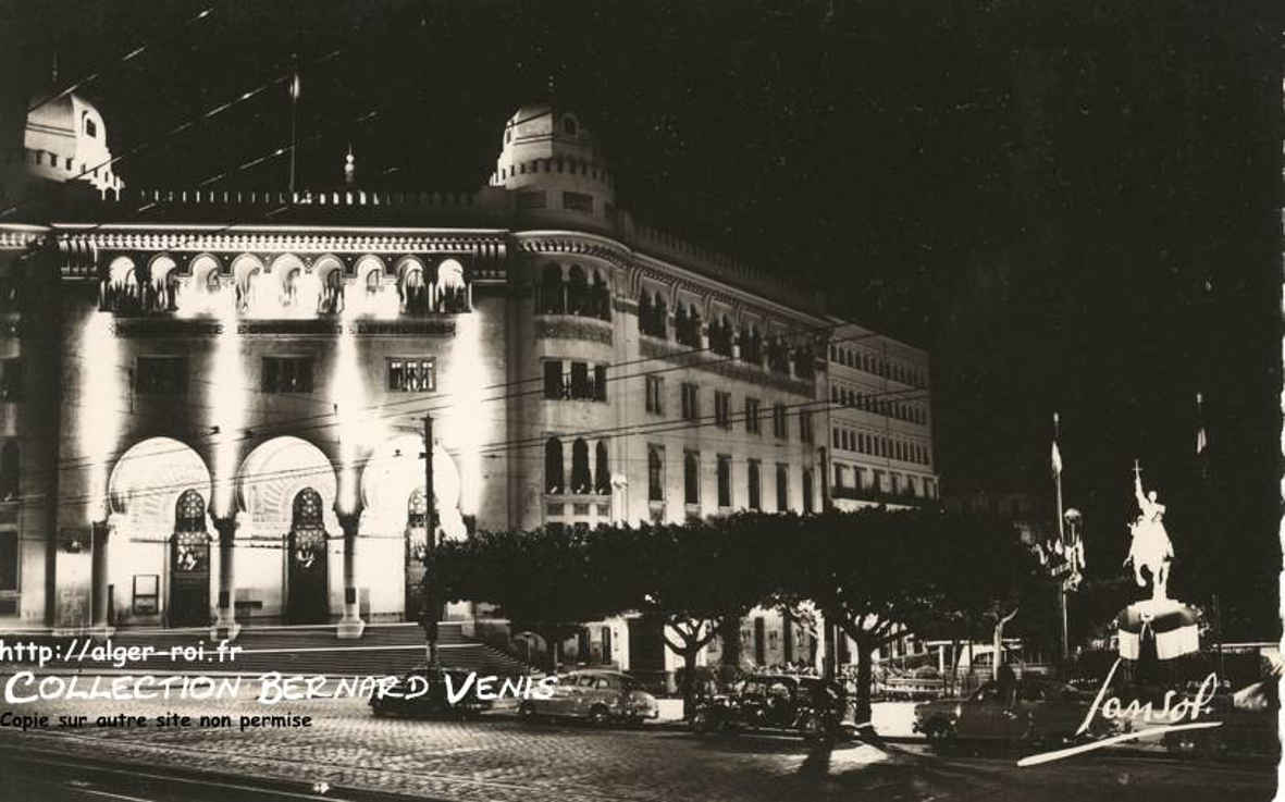 l'Hôtel des postes et la statue de Jeanne d'Arcla nuit