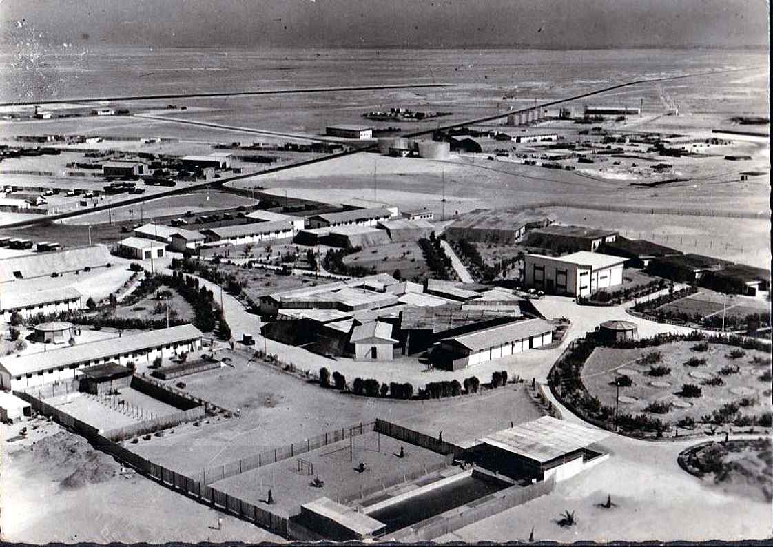 le sahara,hassi-messaoud,vue aerienne de la base de maison verte,batiments en eternit