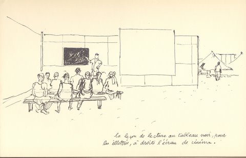 La leçon de lecture au tableau noir pour les illettrés, à droite l'écran de cinéma.