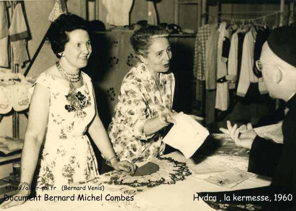 le stand de la layette pour enfant : Mme Combes ( ma mère ) , Mme Garrisson et le père ?