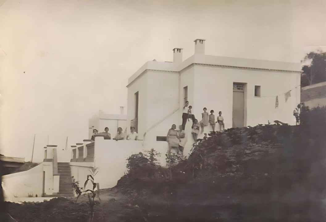 La maiso se trouvait dans la rue des Tourelles, rue ° 3 de ce que m'en avait dit mon père.