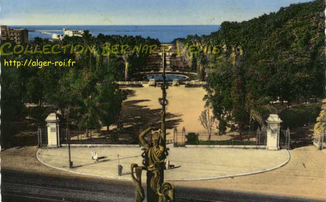 perspective avec en premier plan, la statue "France".