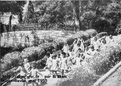 jardins paisibles d'une ville de France. 