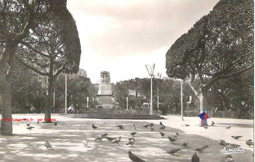 le SQUARE, les PIGEONS, le MONUMENT aux MORTS