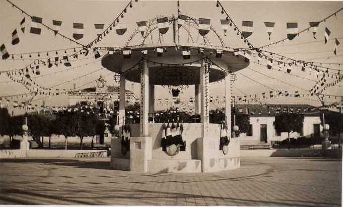 LE KIOSQUE , un jour de fête (14 juillet?), et la MAIRIE