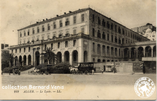 le lycée. On distingue les arcades de la cour de droite. Derrière les murs : le terrain de sports.