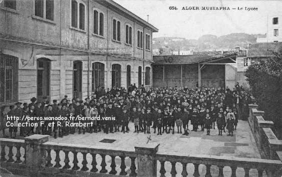 La cour du petit lycée de Mustapha entre 1900 et 1910