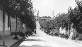 Une rue de village de colonisation banale