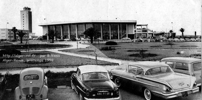 D'architecture élégante, l'aérogare de Maison-Blanche fait honneur à Alger. Sa gestion vient d'en être confiée à la Chambre de Commerce. A g. : le bloc technique dominé par la tour de contrôle.À droite : les terrases du restaurant.