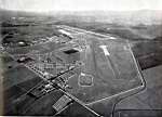 Vue aérienne de l'ensemble de l'aéroport de Maison-Blanche.Au fond, la piste en béton précontraint de 2 400 m avec sa "taxi-way" et ses 4 bretelles (en noir sur le schéma ci-dessous. 