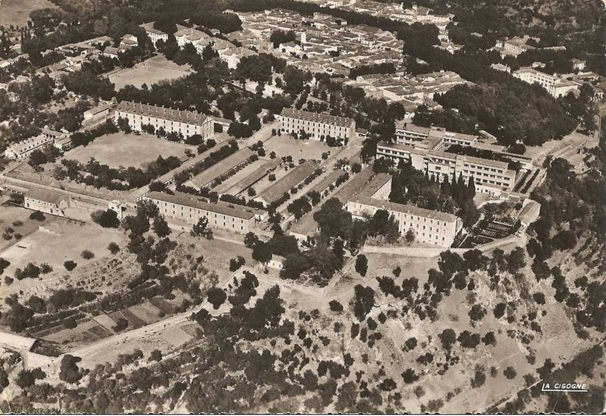 Miliana,vue aerienne des casernes et de la ville