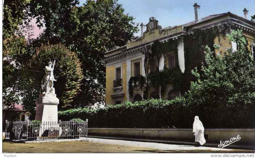 Monument aux Morts et la sous-préfecture