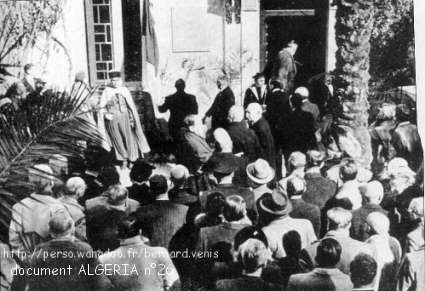 Au musée de Brazza, M.le Gouverneur Général Léonard dévoile la plaque commémorative.(Photo G.Tolila)