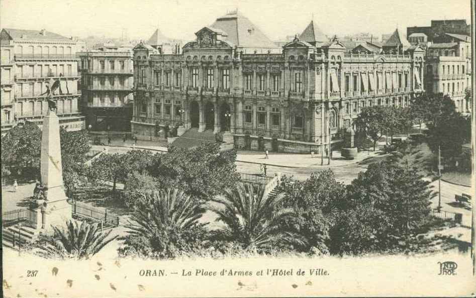 La place d'armes et l'Hôtel de ville