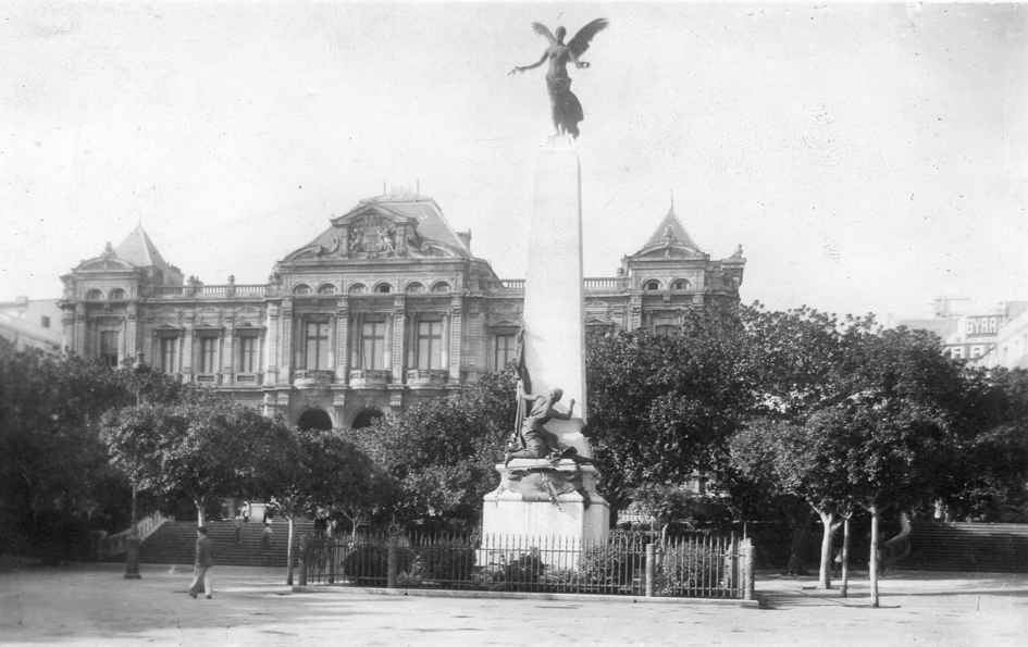 1°/ La place d'armes et l'Hôtel de ville