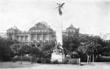 La place d'armes et l'Hôtel de ville, le monument Sidi Brahim