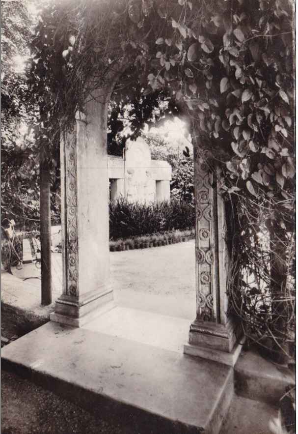 2.-Le monument à De Galland,...de face