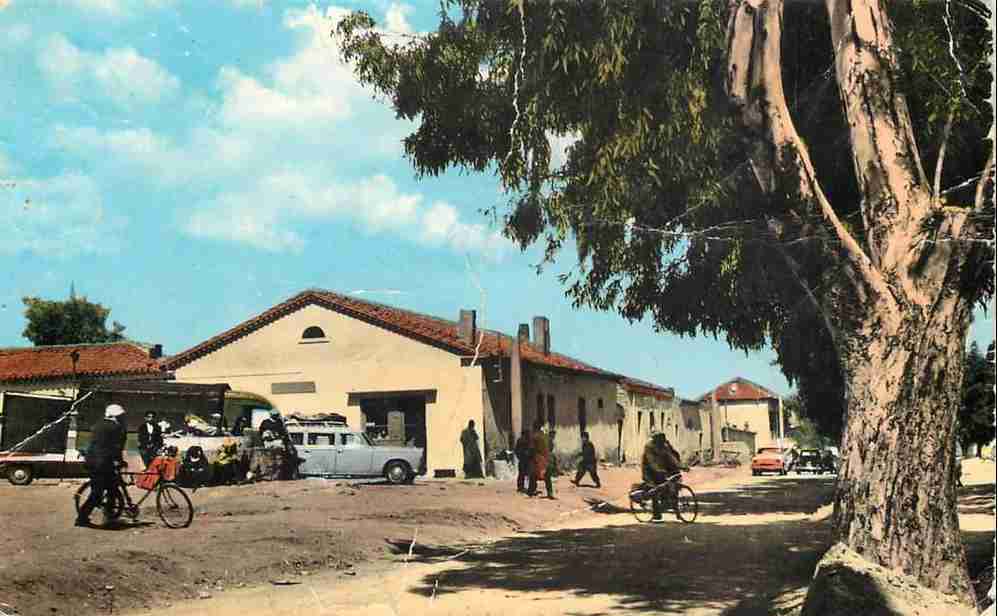 paul cazelles,le centre et la place du village