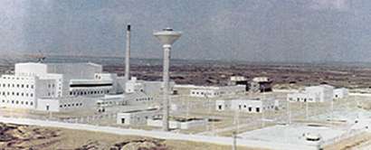 Le réacteur est le grand bâtiment à gauche.