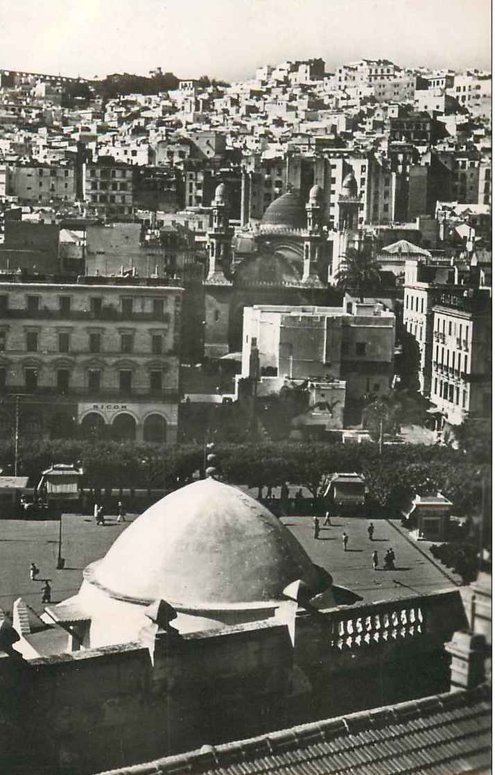 La place du Gouvernement, la rue du Divan, l'archevêché, la casbah. 