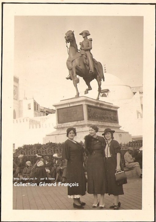 Devant la statue du duc d'Orléans