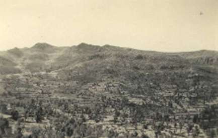 Le site. Au fond la forêt d'Akfadou.