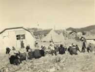 Le site et le bâtiment de la SAS .Au fond la forêt d'Akfadou. Les villageois attendent pour la photo.