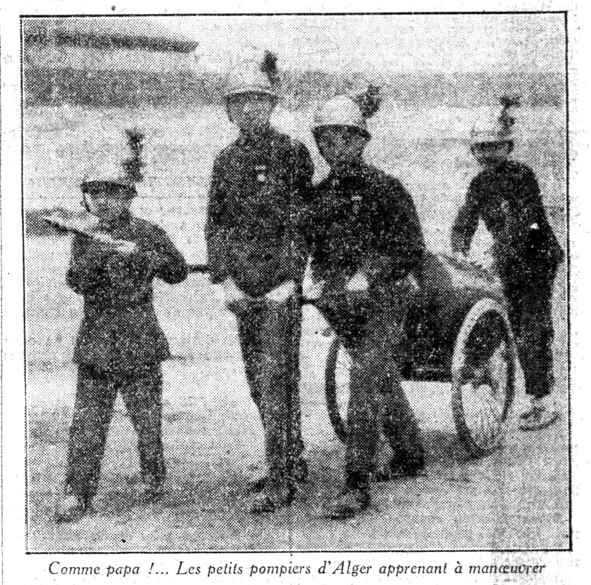 Les petits pompiers apprenant à manoeuvrer